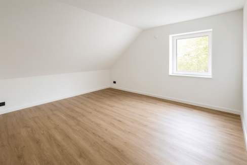 2630956-UzSTcxT8Ce2KF431EgSzMWH4-Schlafzimmer-DG-links-1