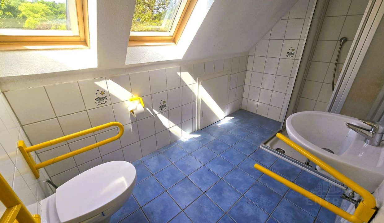 5572228-5JANKr4KkxWam2pJvmkm42h7-Badezimmer-Obergeschoss-1