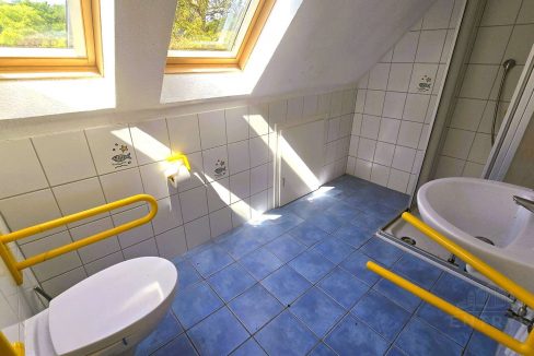 5572228-5JANKr4KkxWam2pJvmkm42h7-Badezimmer-Obergeschoss-1