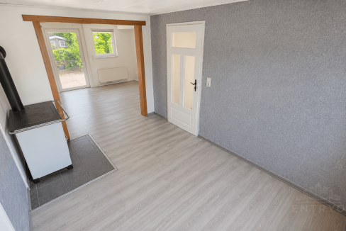 5572228-gpqELQaXbHP84aZow7hmFdh4-Ess-und-Wohnzimmer-1